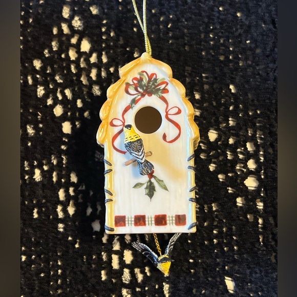 Vintage Lenox Winter Greetings 2002 Birdhouse Ornament NWT - Picture 3 of 6